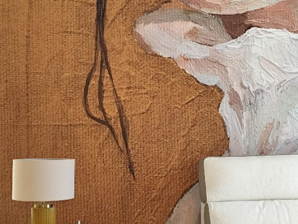 Une douceur graphique qui traduit le contraste entre des lignes verticales et les courbes du mobilier. Pièce maitresse de la décoration, le papier peint Golda.